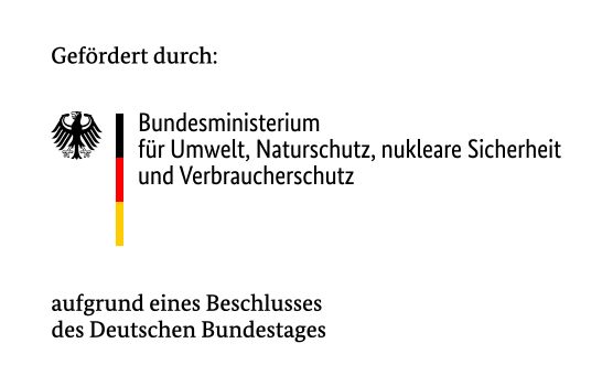 Das Logo zeigt einen Bundesadler und einen vertikalen Streifen in den Farben Schwarz, Rot und Gold. Daneben steht der Text: "Gefördert durch: Bundesministerium für Umwelt, Naturschutz, nukleare Sicherheit und Verbraucherschutz aufgrund eines Beschlusses des Deutschen Bundestages".